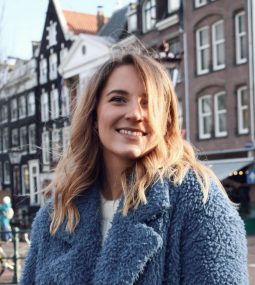 Kundin Sophie ist begeistert von ihrem stylischen Kumpan E-Roller